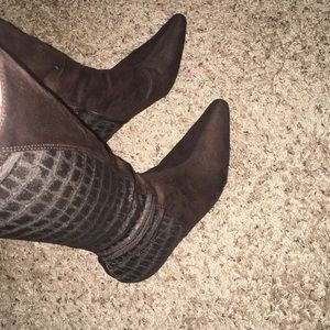 Like new brown Kelly&Katie adorable healed boots!
